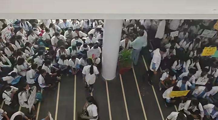 रिम्स में पैरामेडिकल छात्रों का प्रदर्शन, प्रबंधन ने दी सख्त चेतावनी