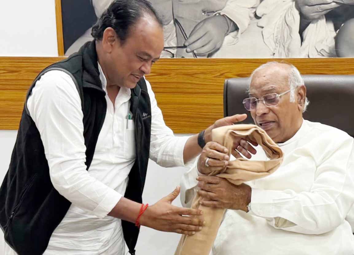 मल्लिकार्जुन खरगे से मिले इरफान अंसारी, राजनीतिक हालात पर हुई विस्तृत चर्चा