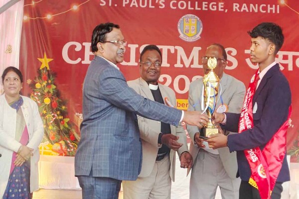 संत पॉल्स कॉलेज में धूमधाम से मनाया गया क्रिसमस मिलन समारोह