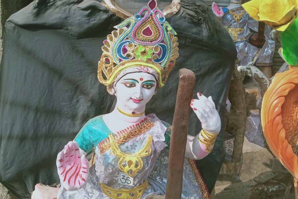 रांची में सरस्वती पूजा की तैयारी शुरू, मूर्तिकार प्रतिमाओं को दे रहे अंतिम रूप