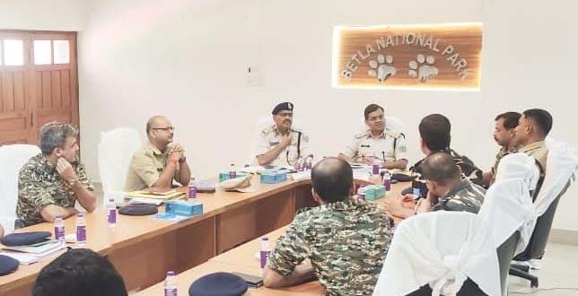 पलामू : नक्सल व अपराध को लेकर जोनल आईजी ने की समीक्षा बैठक