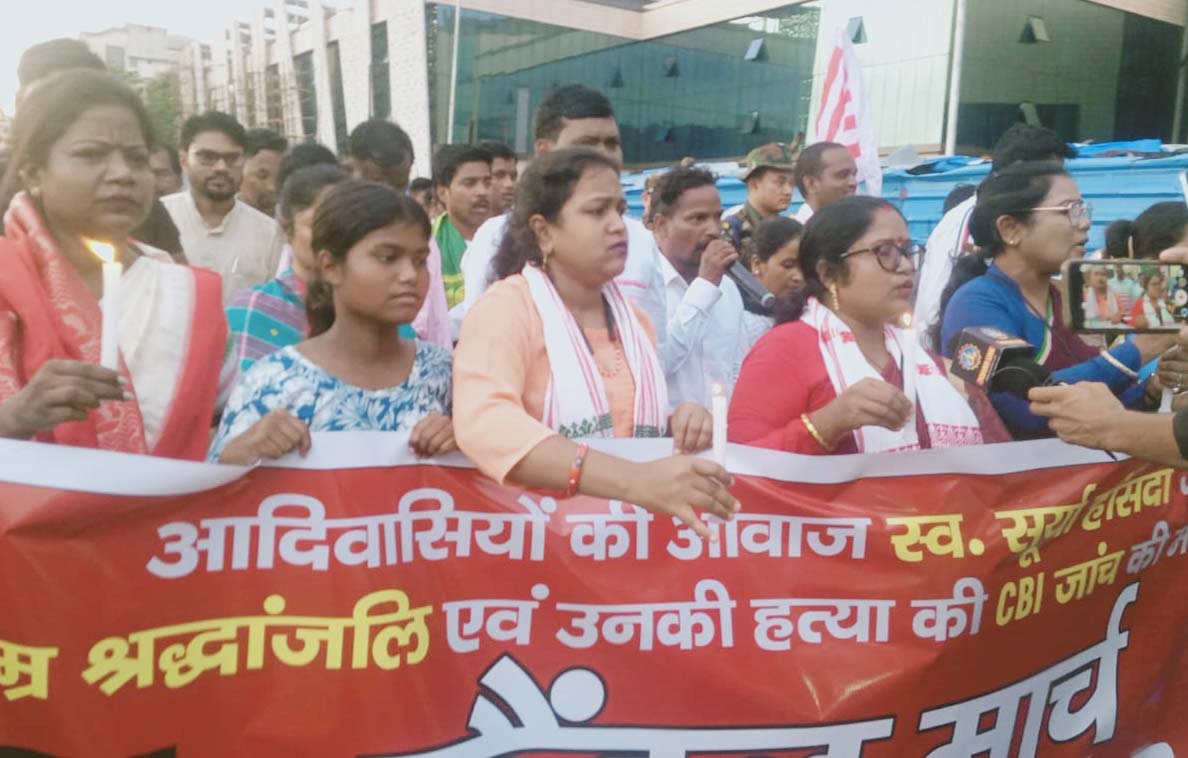 सूर्या हांसदा की हत्या को लेकर आदिवासी समाज में आक्रोश, निकाला कैंडल मार्च
