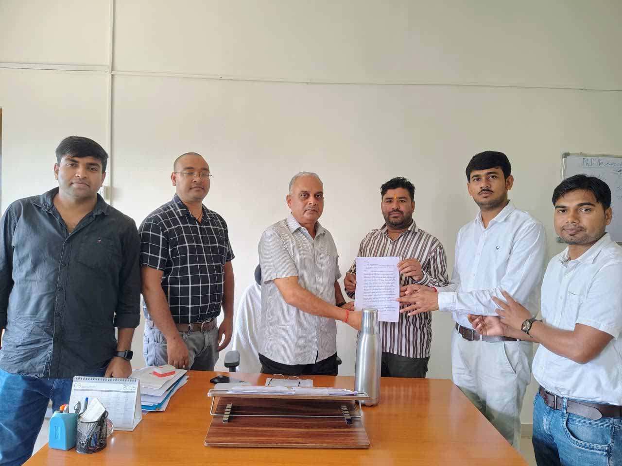 वर्किंग प्रोफेशनल्स के बीटेक-बीई नामांकन में देरी को लेकर JUT निदेशक को सौंपा ज्ञापन