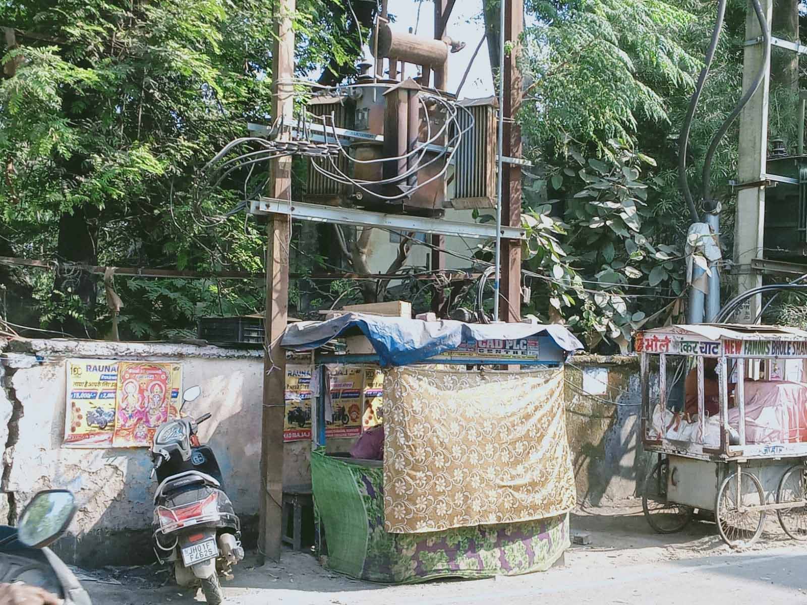 रांची: ट्रांसफॉर्मरों के नीचे चल रहा जीवन-यापन