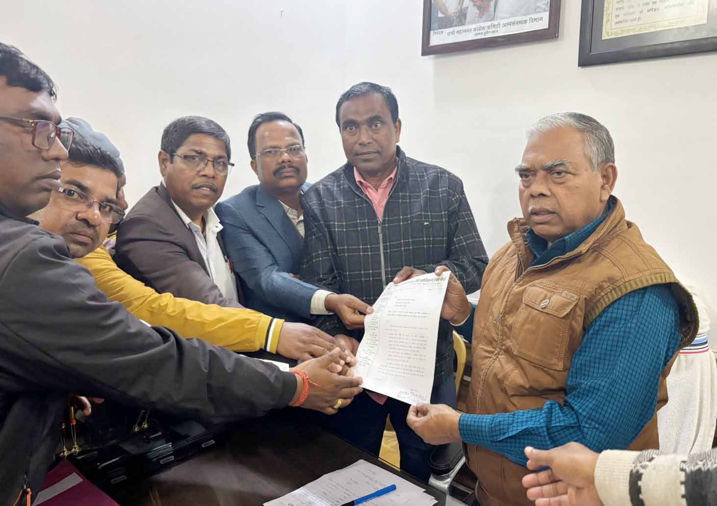 झारखंड स्थायी संबद्ध डिग्री कॉलेज शिक्षक मोर्चा ने केशव महतो से की मुलाकात, सौंपा ज्ञापन