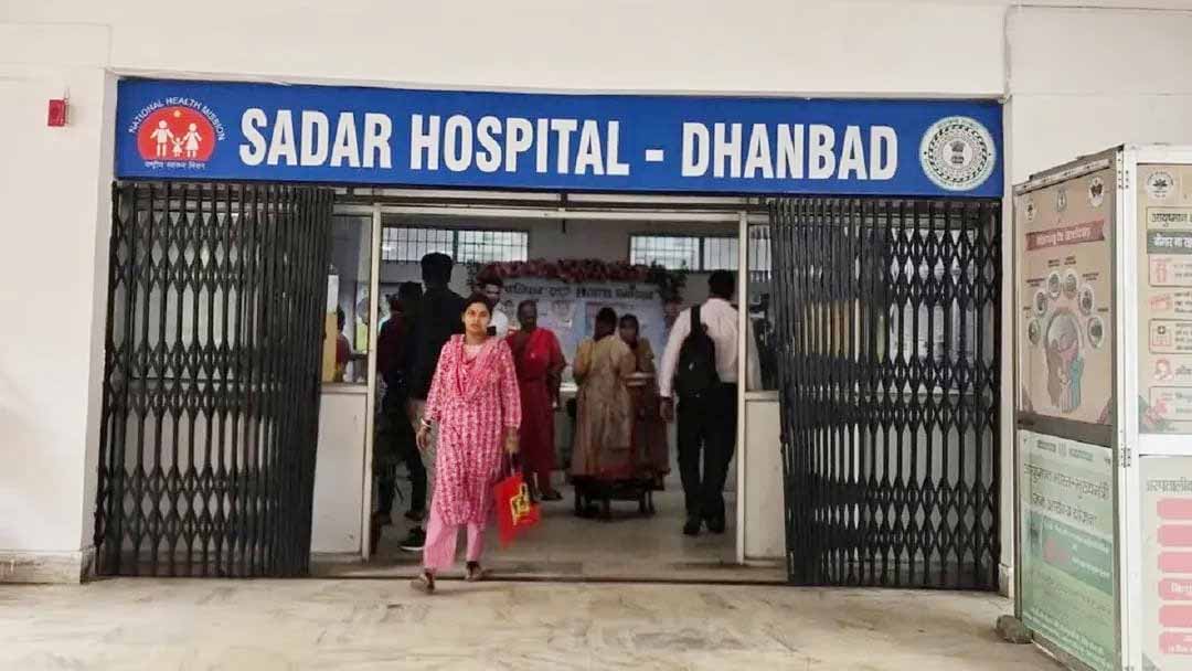 धनबाद सदर अस्पताल के अधीक्षक को शो-कॉज, योजनाओं का विवरण न देने पर सख्त कार्रवाई