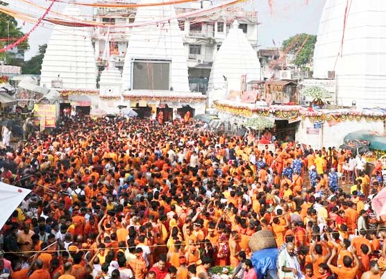 देवघर :  श्रावण माह की दूसरी सोमवारी पर मंदिर प्रांगण में कांवरियों की लगी लंबी कतार