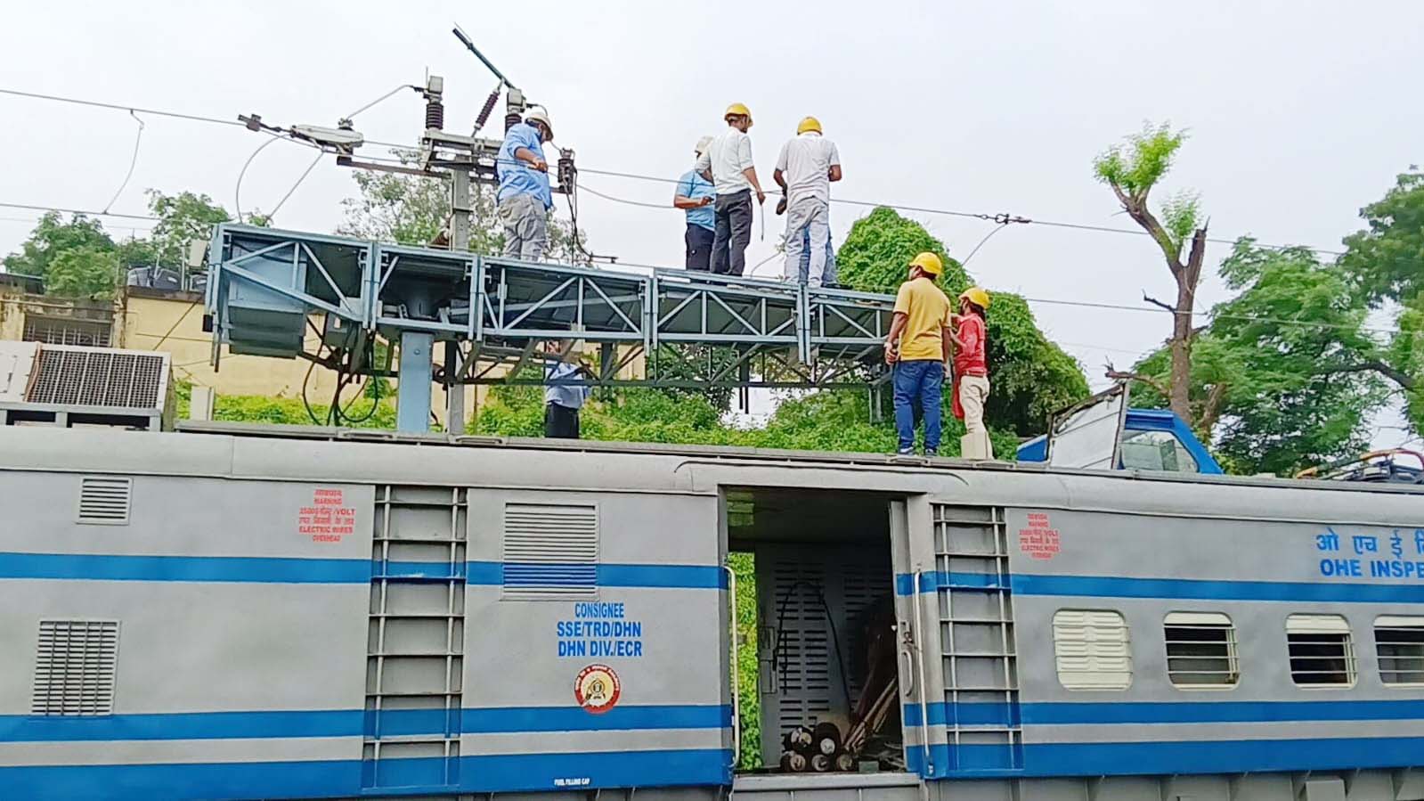धनबाद स्टेशन पर ओएचई तार टूटने से अमृतसर-सियालदह-जलियांवाला बाग एक्सप्रेस एक घंटे रही बाधित