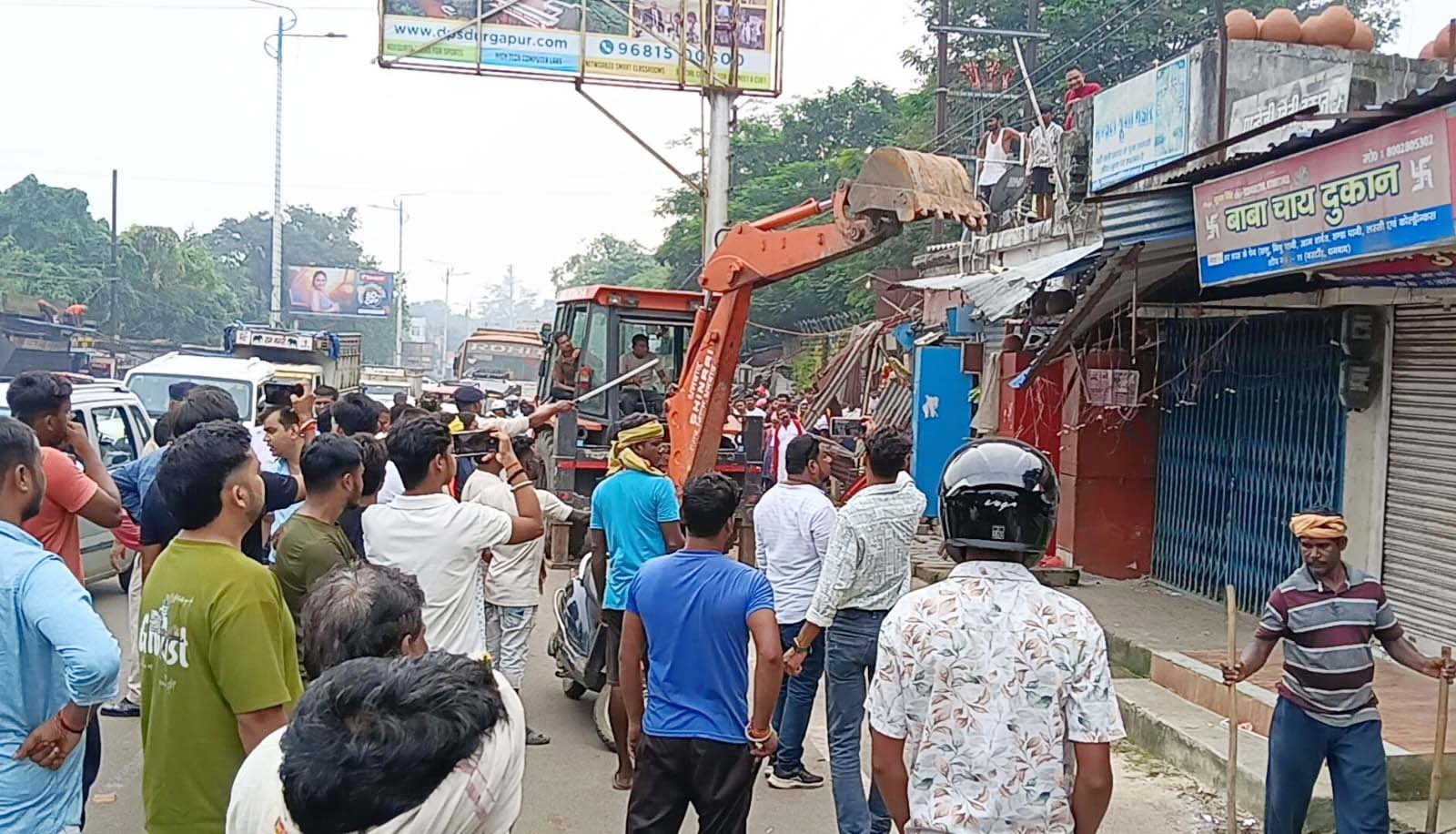 धनबाद : बरटांड में नगर निगम का अतिक्रमण हटाओ अभियान, जेसीबी से हटाए गए अवैध छज्जे और चबूतरे