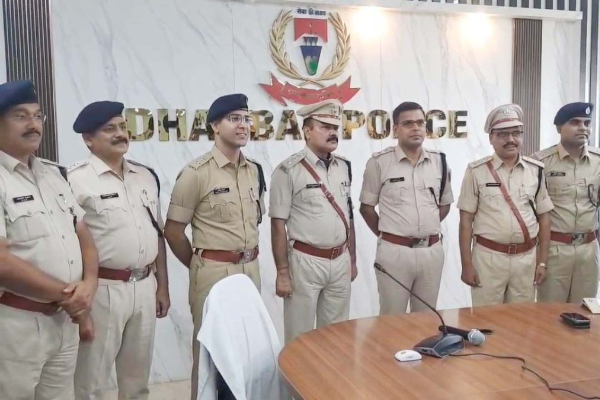 धनबाद में तीन इंस्पेक्टर बने डीएसपी, एसएसपी कार्यालय में आयोजित हुई स्टार पीपिंग सेरेमनी