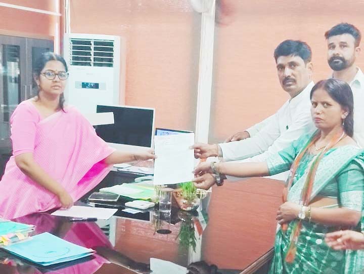 पलामू महिला कांग्रेस अध्यक्ष रेखा सिंह के नेतृत्व में राष्ट्रपति के नाम उपायुक्त को ज्ञापन सौंपा गया