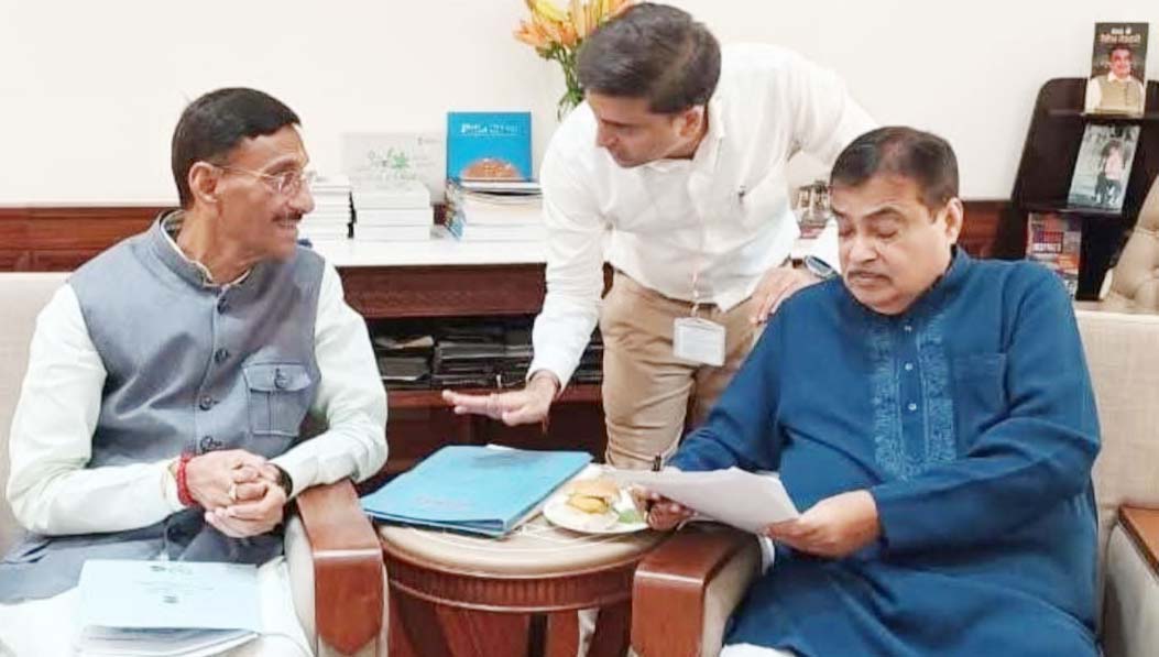 स्वीकृति व राशि मिलने के तीन साल बाद भी सड़क निर्माण अधर में