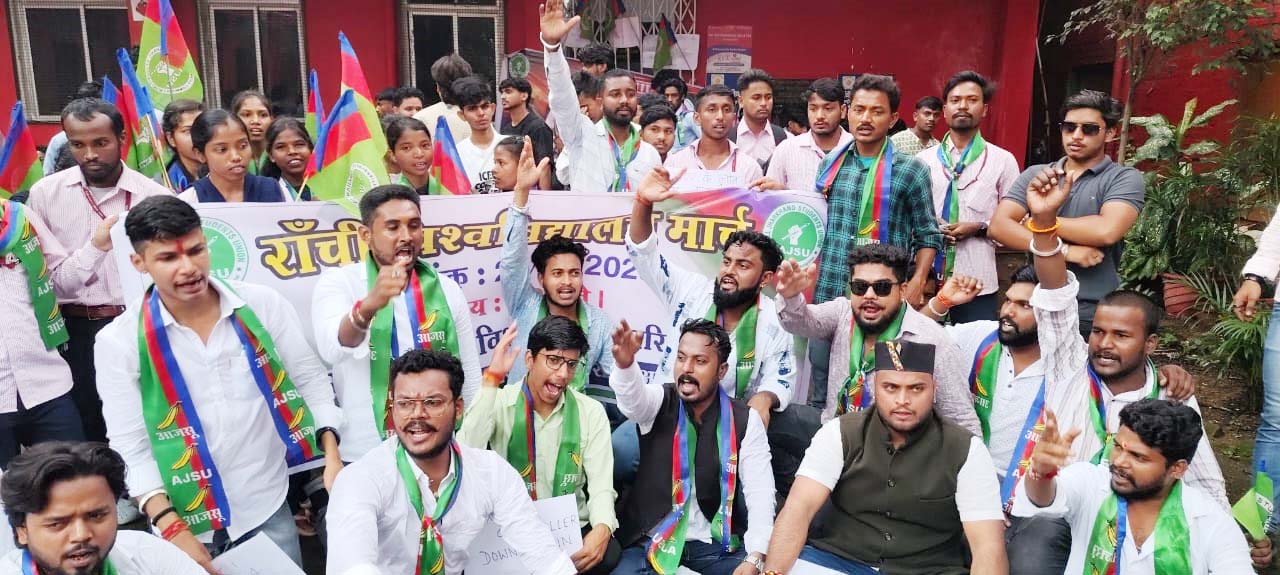 आजसू ने रांची विवि के कुलपति को घेरा, सौंपा मांग पत्र