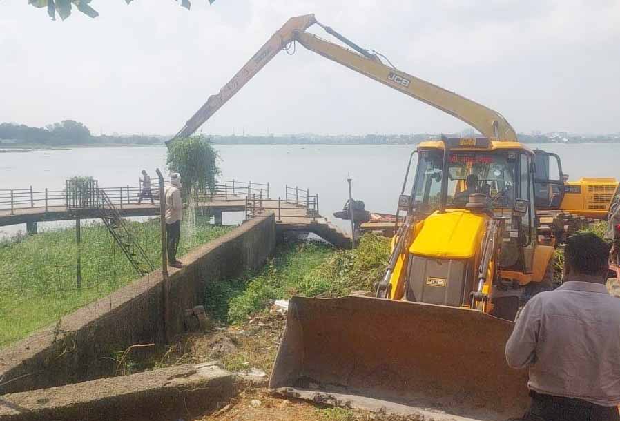 रांची : छठ घाटों की सफाई में तेजी, एम्फीबियस मशीन से हो रहा काम