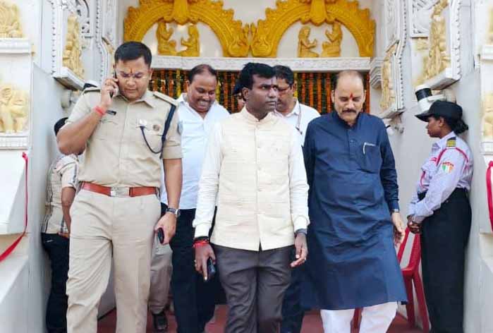 रांची डीसी ने डोरंडा पूजा पंडाल में की मां काली की पूजा-अर्चना