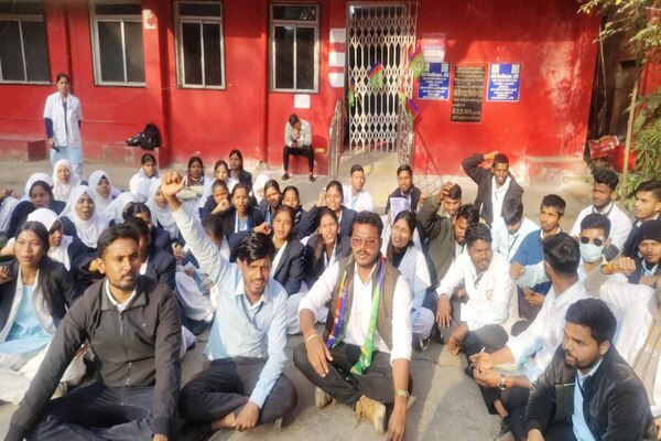 सेशन लेट होने पर फूटा छात्रों का गुस्सा, रांची विश्वविद्यालय में तालाबंदी