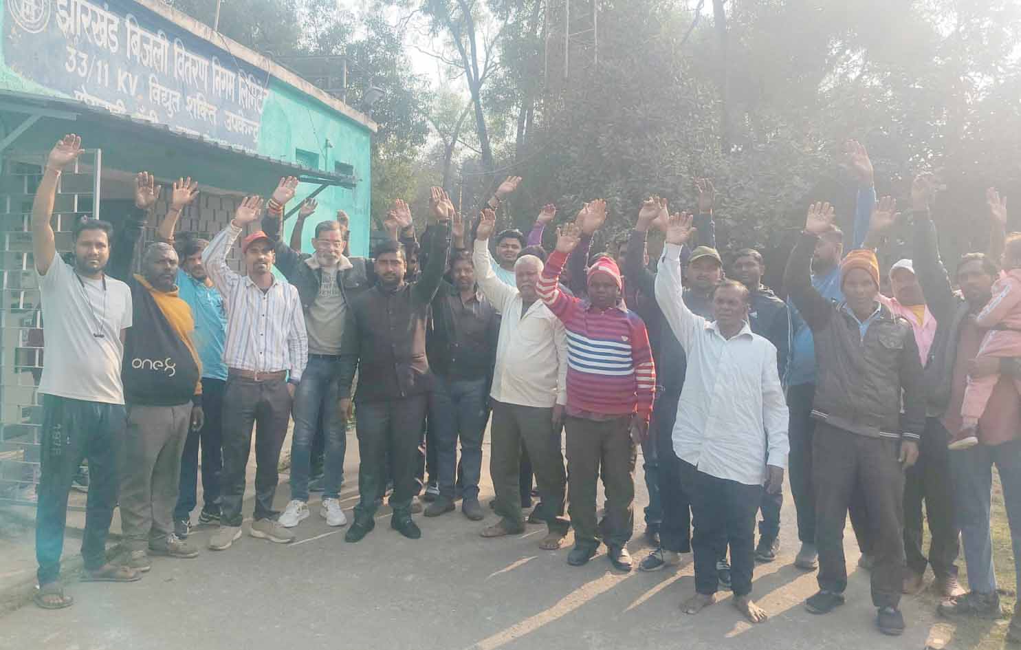 मोरहाबादी वेंडर दुकानदारों ने बिजली कार्यालय का किया घेराव