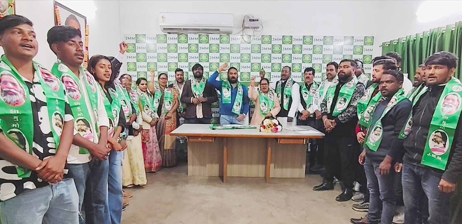 झामुमो केंद्रीय कार्यालय में लोहरदगा के सैकड़ों लोगों ने ली पार्टी की सदस्यता