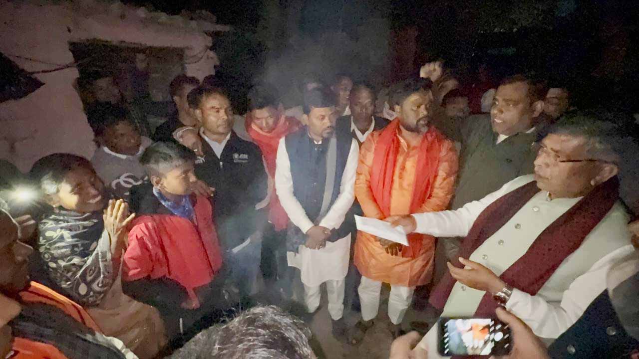 कन्हैया के परिजनों को भाजपा ने दी एक लाख रुपए की सहायता राशि