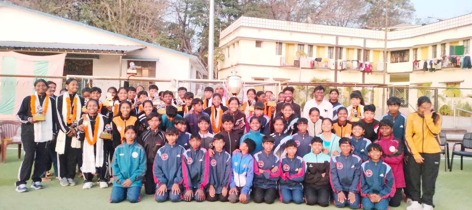 महामना हॉकी गोल्ड कप में सिमडेगा की बेटियों का जलवा, गोल्ड जीतकर लौटी