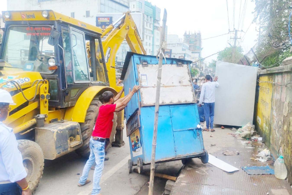 स्टेशन रोड पर चला बुलडोजर, नगर निगम-प्रशासन और ट्रैफिक पुलिस की संयुक्त कार्रवाई