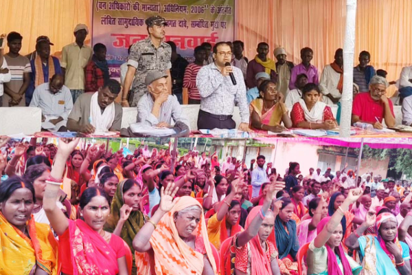 लातेहर : वन अधिकार कानून सख्ती से लागू कराने को लेकर जन सुनवाई का आयोजन