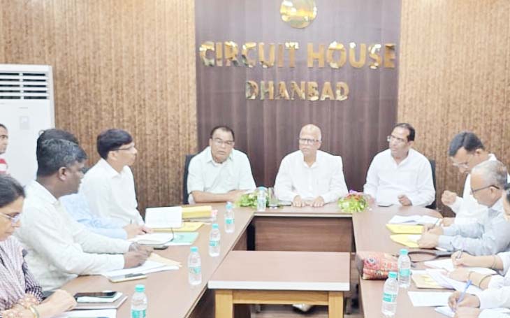 धनबाद में पिछड़ा वर्ग आयोग ने योजनाओं और सेवाओं की प्रगति की समीक्षा की