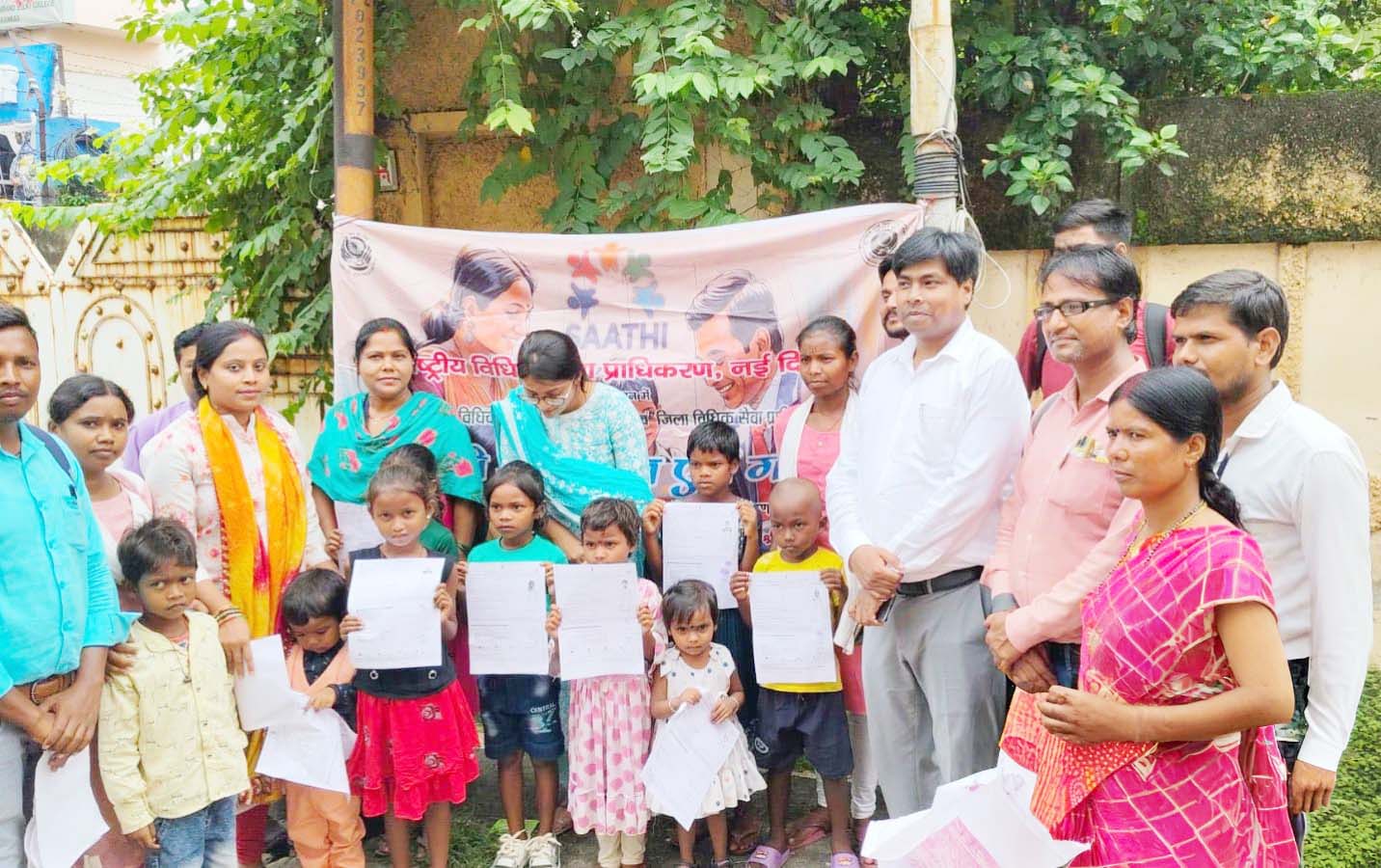 धनबाद : गरीब एवं वंचित बच्चों को सरकारी योजनाओं से जोड़ने के लिए विशेष आधार कार्ड कैंप का आयोजन