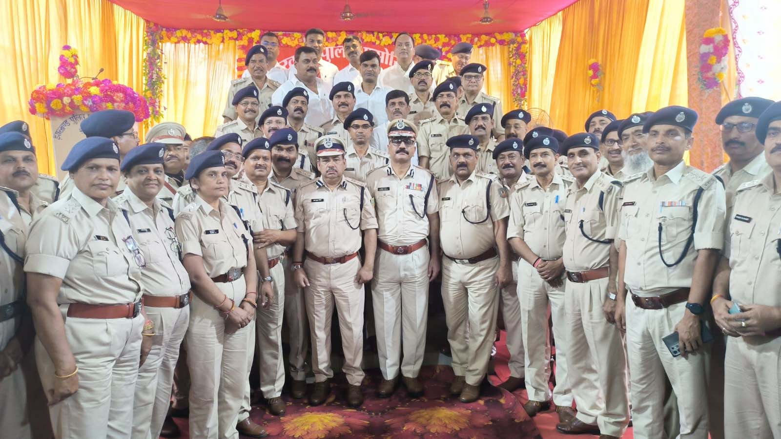 झारखंड में इंस्पेक्टर से डीएसपी बने 64 पुलिस अधिकारियों को डीजीपी ने किया सम्मानित