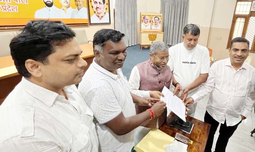 प्रदेश भाजपा की जांच टीम ने बाबूलाल मरांडी को सौंपी रिपोर्ट