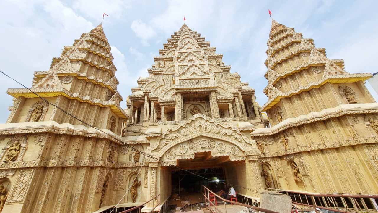 अंकोरवाट मंदिर की थीम पर बन रहा बकरी बाजार का दुर्गा पूजा पंडाल