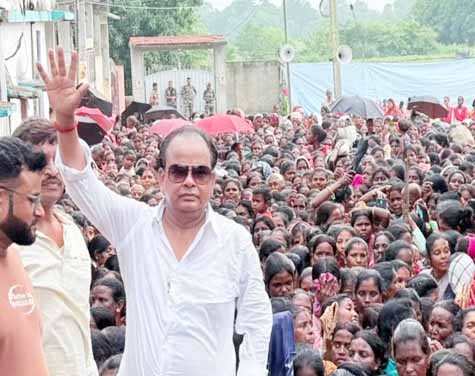 इरफान अंसारी ने निभाई परंपरा, 40 हजार महिलाओं को बांटी साड़ियां