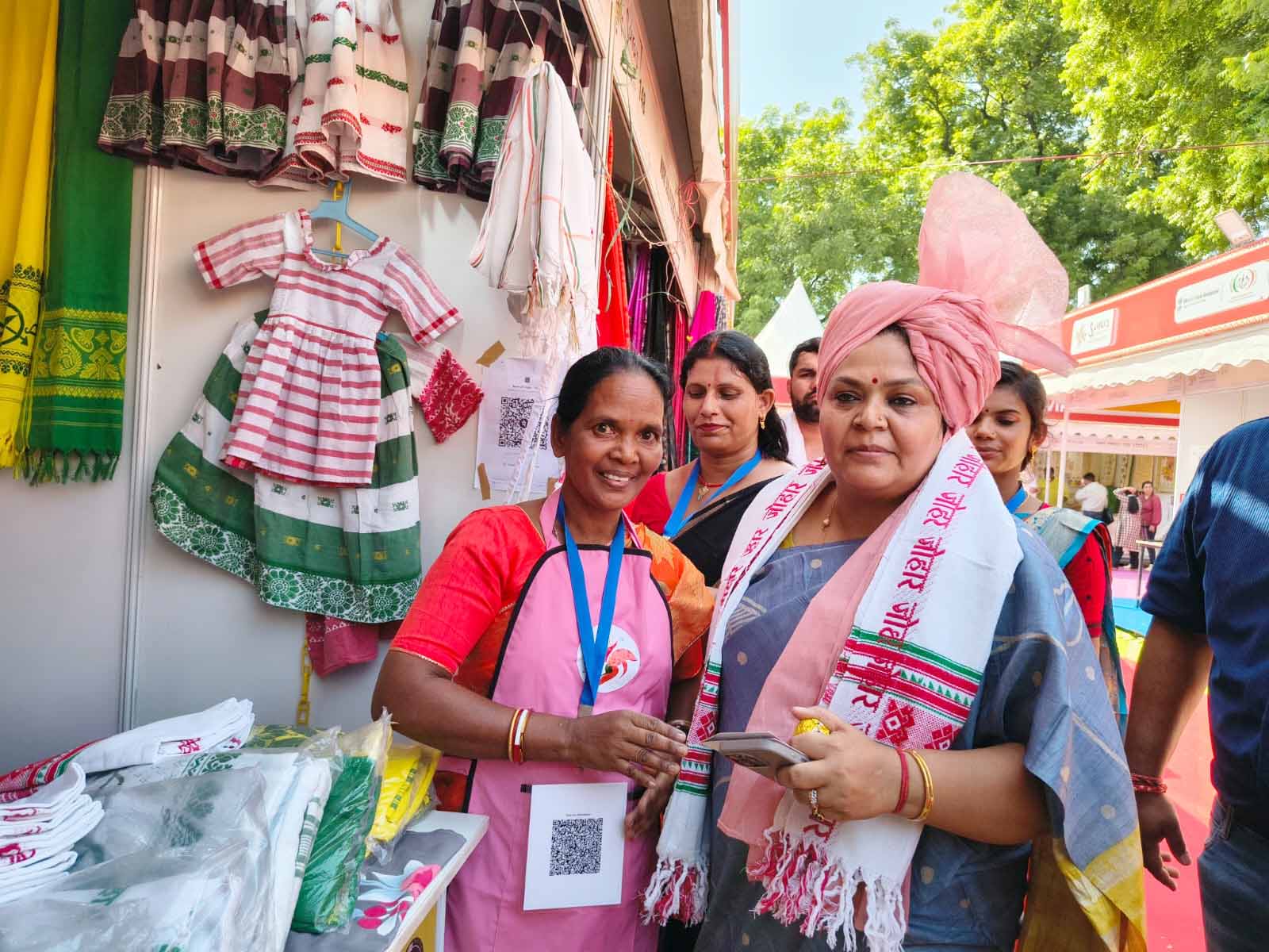 सरस आजीविका मेले में झारखंड की महिलाओं की गूंज, 25 लाख से अधिक का कारोबार