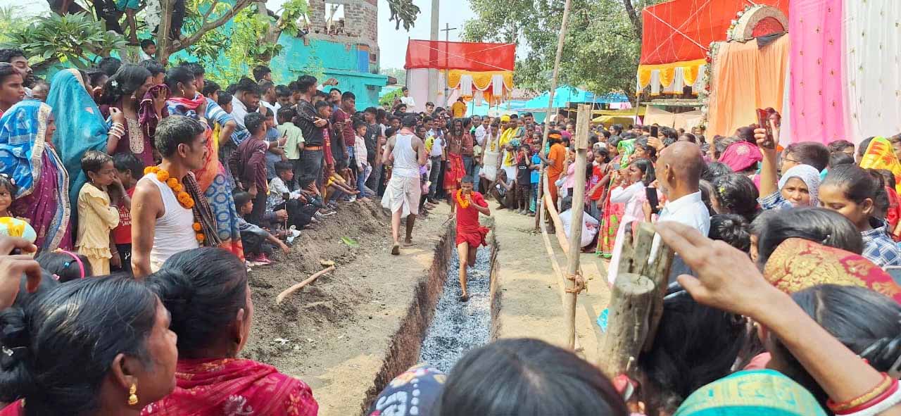 चाईबासा : मां काली के भक्तों ने अंगारों पर चलकर दिखाई आस्था