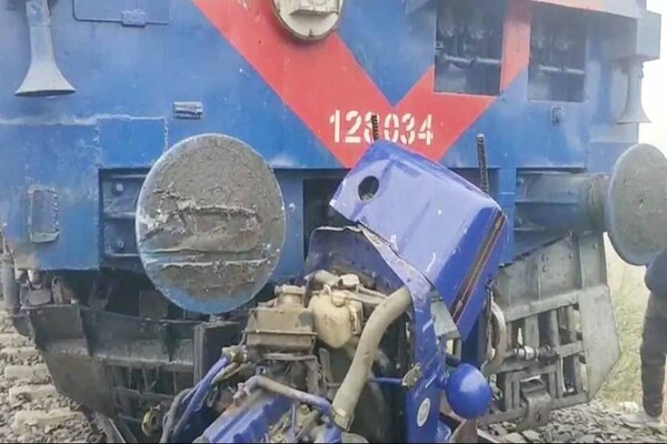 बिहार : रोटावेटर ट्रैक्टर से टकराई पैसेंजर ट्रेन, कोई जनहानि नहीं