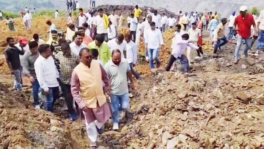 धनबाद : सरयू राय के पोस्ट के बाद पहुंचे जनप्रतिनिधियों को ग्रामीणों ने घेरा, अफवाह बताकर लौटाया