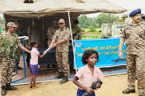 लातेहार : सीआरपीएफ ने किया जनसंपर्क कार्यक्रम का आयोजन
