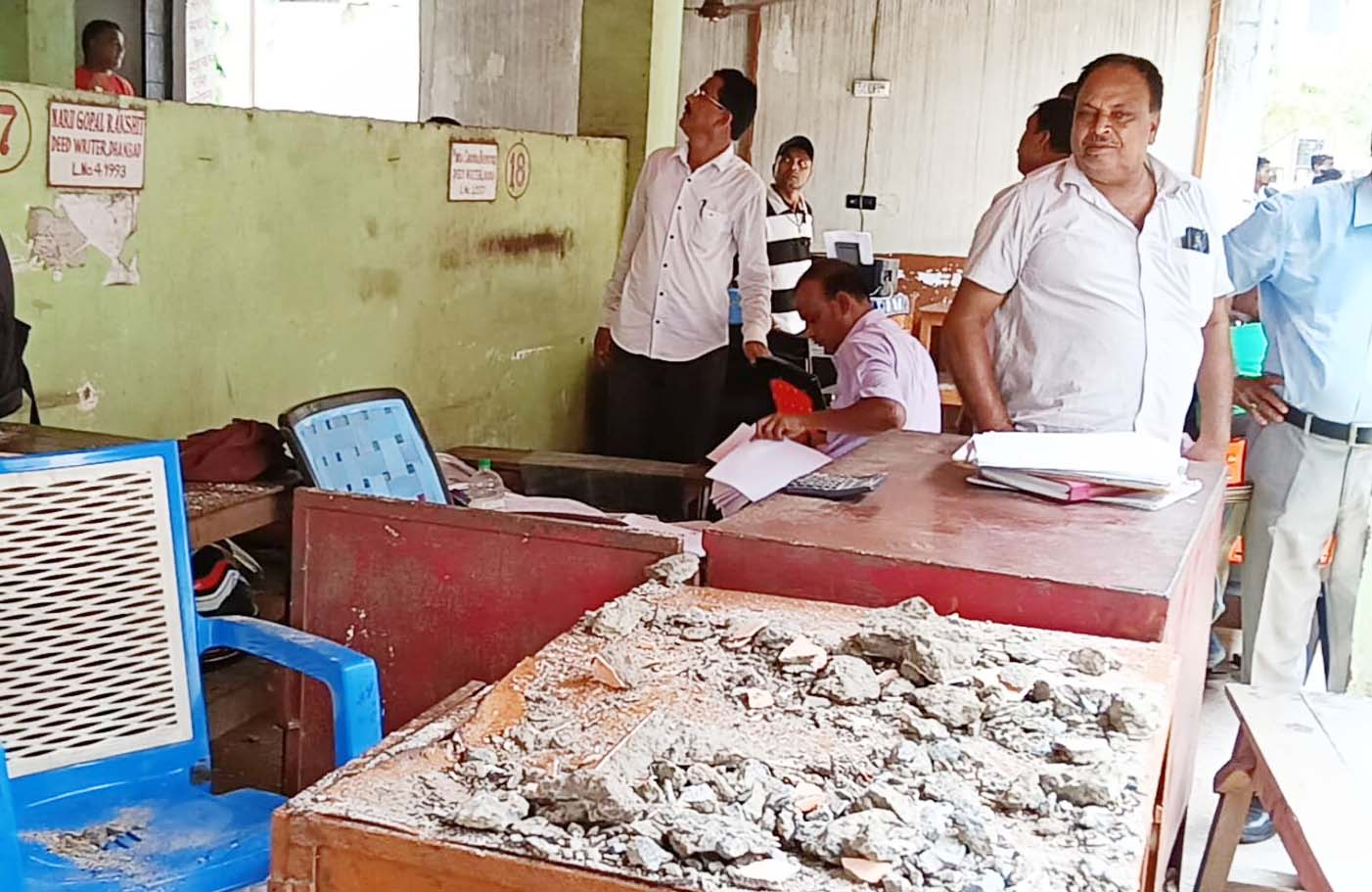 धनबाद : निबंधन कार्यालय में छज्जा गिरा, अधिवक्ता घायल