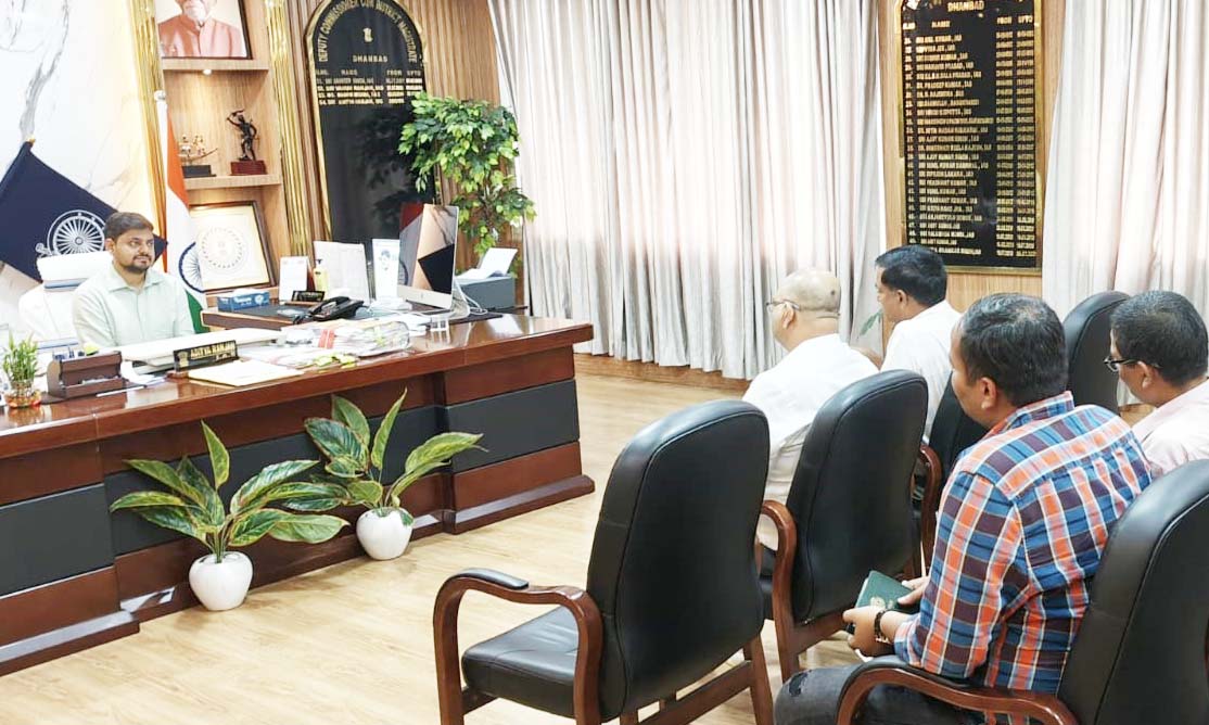 धनबाद : गया पुल अंडरपास में जल जमाव और गड्ढों से जाम की समस्या को लेकर डीसी ने जताई नाराजगी