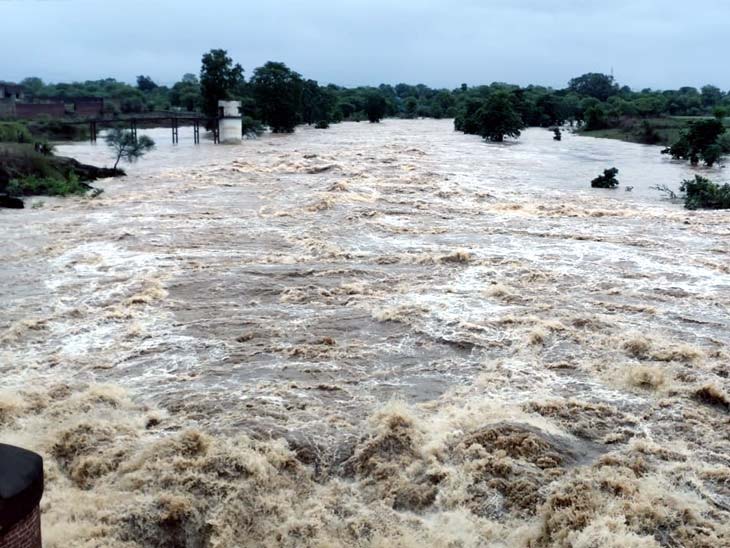 झारखंड में भारी बारिश का कहर, जन जीवन अस्त-व्यस्त, कहीं घर ढहा तो कहीं पूल बहा