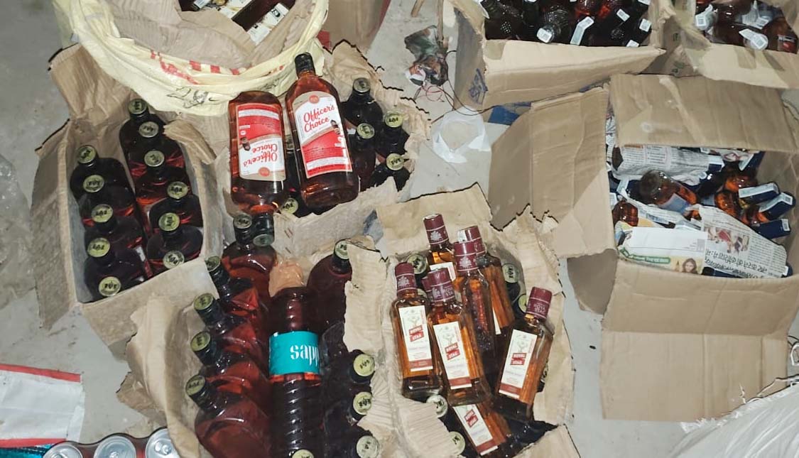 रांची पुलिस की कार्रवाई, भारी मात्रा में नकली शराब व सामग्री के साथ 5 गिरफ्तार