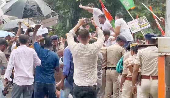 पटना : सीएम आवास घेरने निकले युवा कांग्रेस कार्यकर्ताओं पर लाठीचार्ज