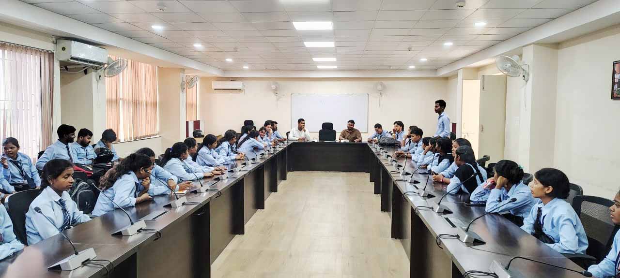 DSPMU में एम कॉम सेमेस्टर-2 के छात्रों का जोरदार विरोध प्रदर्शन