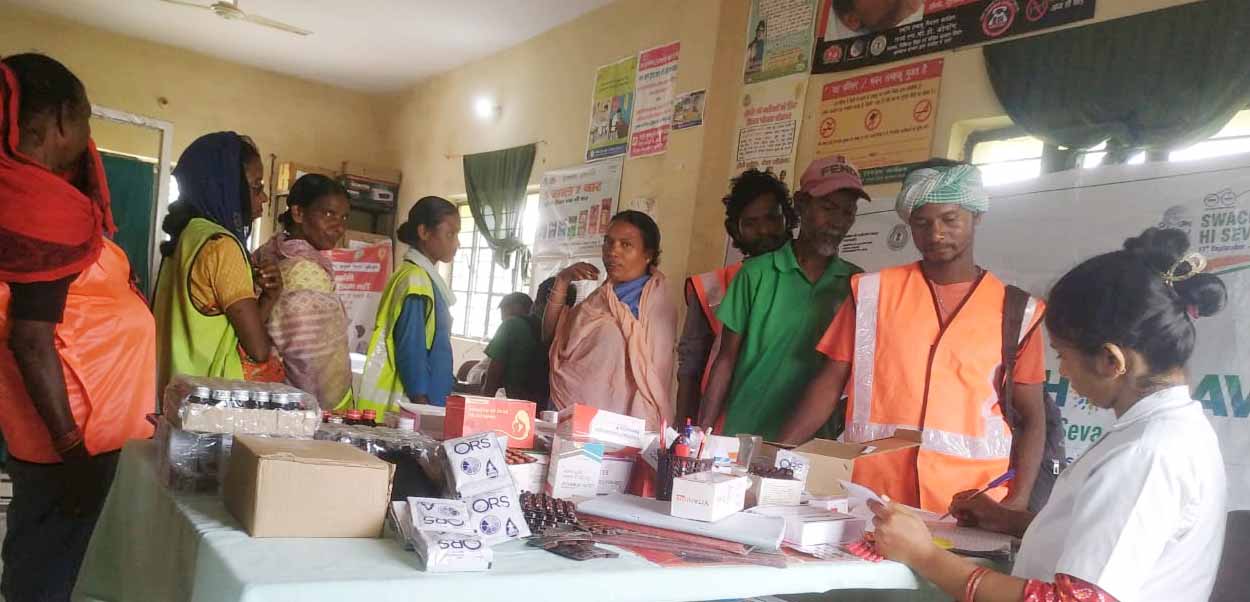 रांची: 'स्वच्छता ही सेवा' के तहत स्वास्थ्य शिविर व सुरक्षा किट वितरण