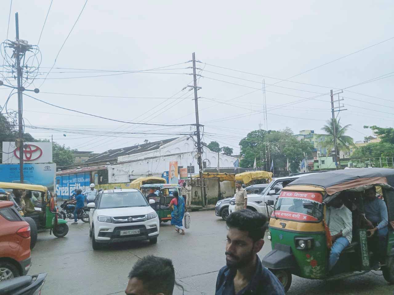 रांची : ओटीसी ग्राउंड के सामने रोजाना लगता है जाम, राहगीर परेशान