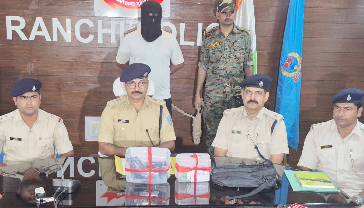 रांची: सुजीत सिन्हा गिरोह को हथियार सप्लाई से पहले अपराधी दशरथ गिरफ्तार, 3 लोडेड पिस्टल बरामद