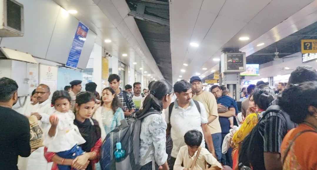रांची : छठ पर बिहार जाने वाली ट्रेनों में यात्रियों की भीड़
