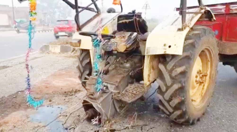 गिरिडीह में रफ्तार का कहर: दो हिस्सों में टूटा ट्रैक्टर, कार उछलकर डिवाइडर में पलटी