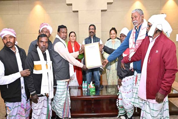 पेसा कानून की मंजूरी पर विभिन्न जिलों के ग्राम प्रतिनिधियों ने CM का जताया आभार