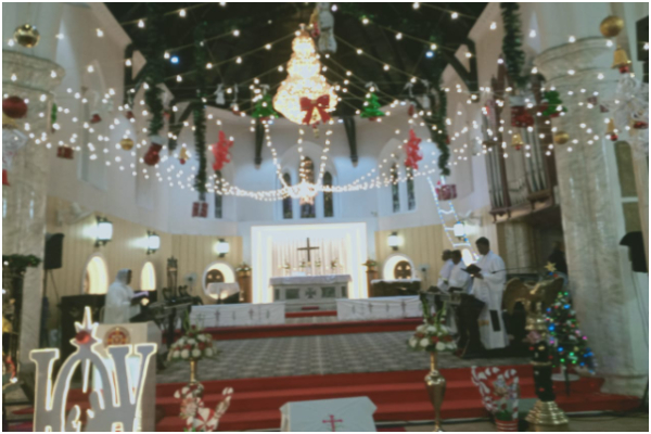 क्रिसमस की धूम: चर्चों में हुई विशेष प्रार्थना